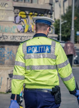 Bükreş / Romanya - 10.17.2020: Üniformalı bir Romen polis memuruna arka bakış.