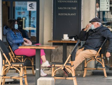 Bükreş / Romanya - Bükreş 'in eski bir kasabasında maske takan yaşlı bir çift