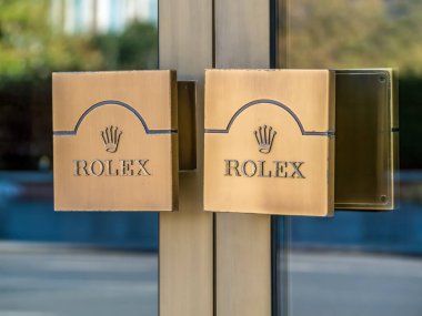 Bükreş / Romanya - 10.17.2020: Altın kapı kolunda Rolex logosu. Rolex SA, Cenevre merkezli İsviçreli lüks saat üreticisi.