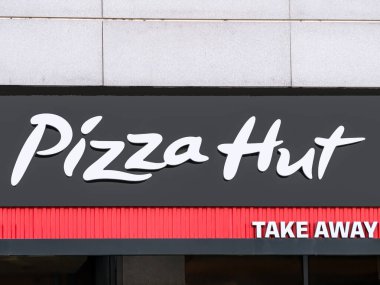 Bükreş / Romanya - 10.17.2020: Pizza Hut Bükreş 'te restoran ve fast food açtı. Pizza Hut logosu.