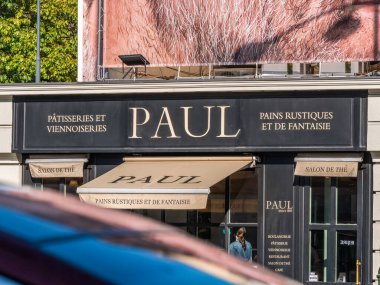 Bükreş / Romanya - 10.17.2020: Paul fırın logosu ve girişi. Bükreş 'te yer alan pastane ve kafe.