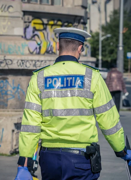 Bükreş / Romanya - 10.17.2020: Üniformalı bir Romen polis memuruna arka bakış.