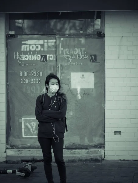 Bucareste Romênia 2020 Jovem Asiática Calçada Usando Uma Máscara Protetora — Fotografia de Stock