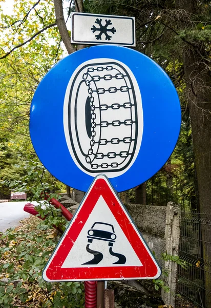 Straßen Oder Verkehrszeichen Die Darauf Hinweisen Dass Schneeketten Für Fahrzeuge — Stockfoto