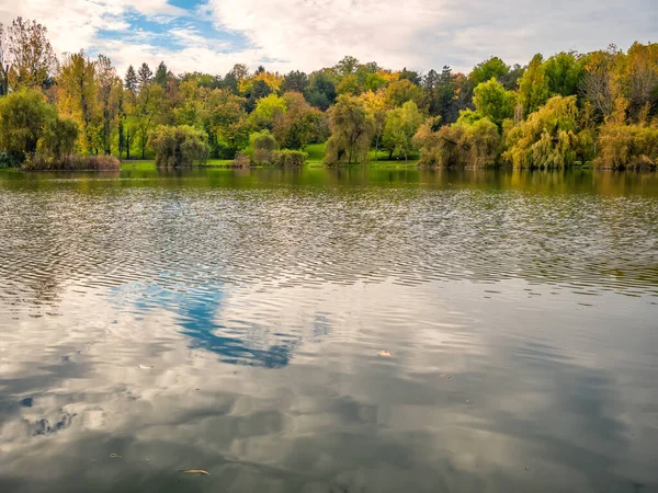 Paisagem Natural Com Árvores Coloridas Céu Refletindo Água Lago Paisagem — Fotografia de Stock