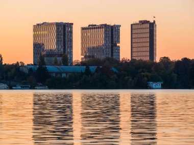 Bükreş / Romanya - 11,08.2020: A sınıfı ofis binaları Herestrau Park 'tan Şehir Kapısı Kuleleri ve Ana Kule.