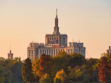Bükreş / Romanya - 11,08,2020: Bükreş 'teki Özgür Basın Evi Herestrau Park veya Kral I. Mihai parkından görüldü