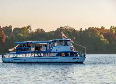 Bükreş / Romanya - 11.07.2020: Günbatımında Kral I. Mihai Parkı (Herastrau) gölünde turizm teknesi.