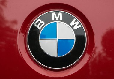 Bükreş / Romanya - 10.30.2020: BMW İşareti ve logosu kapat. Ünlü Alman otomobil üreticisi..