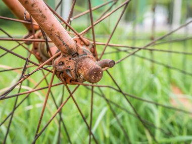 Eski paslı bisiklet merkezi ve telleriyle kapatın..
