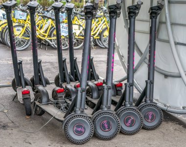 Bükreş / Romanya - 10.16.2020: Bükreş 'teki Gençlik Parkı' nda I 'Velo motorlu scooterları kiralandı