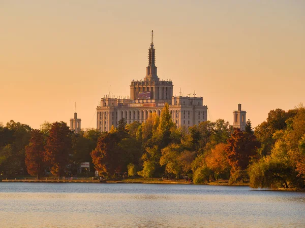 Bükreş / Romanya - 11,08,2020: Bükreş 'teki Özgür Basın Evi Herestrau Park veya Kral I. Mihai parkından görüldü