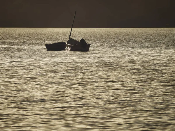 Dois Barcos Pesca Abandonados Meio Lago — Fotografia de Stock