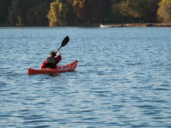 Hombre Mujer Remando Kayak Lago Piragüismo Lago Herestrau Bucarest — Foto de Stock