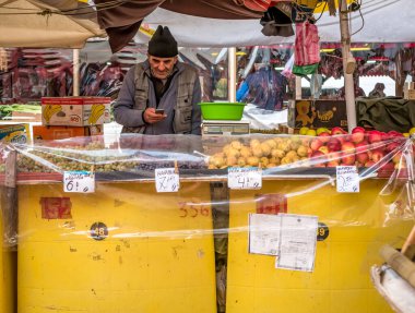 Bükreş / Romanya - 11,20,2020: Bükreş 'te bir pazarda taze meyve sergileniyor. Romanya para birimi olarak fiyatlarla