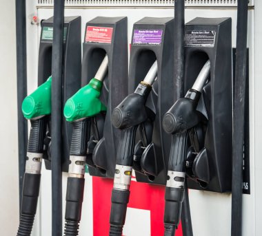 Bükreş / Romanya - 11,17.2020: Benzin istasyonu veya benzin pompası