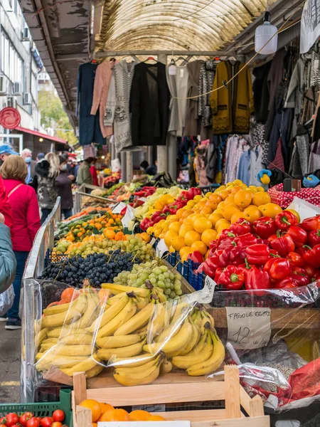 Frisches Obst Und Gemüse Auf Einem Markt Bukarest Mit Preisen — Stockfoto