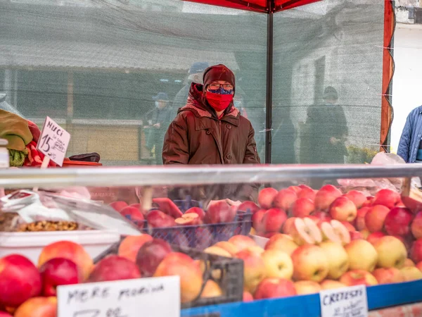 Bukarest Rumänien 2020 Frau Verkauft Äpfel Einem Obststand Obst Und — Stockfoto