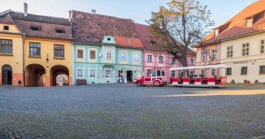 Sighisoara Romanya - 11,26,2020: Romanya 'nın Sighisoara kentinde iyi korunmuş Kale Meydanı (Piata Cetatii).