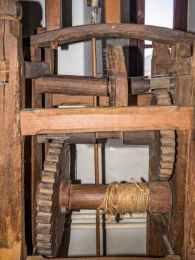Saat Kulesi 'nin saat mekanizması Sighisoara kalesinde 18. yüzyılda ahşaptan yapılmıştır..