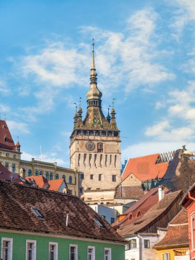 Sighisoara Romanya - 11.26.2020: 14. yüzyılda inşa edilen ikonik Saat Kulesi (Turnul cu ceas). Ortaçağ Sighisoara kasabasının tarihi simgesi..