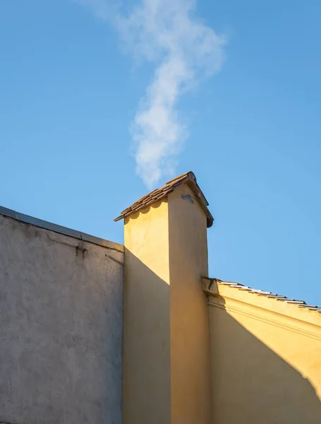 Rook Van Een Huis Schoorsteen Tegen Blauwe Lucht — Stockfoto