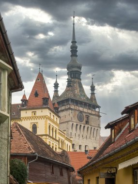 Sighisoara Romanya - 11.26.2020: 14. yüzyılda inşa edilen ikonik Saat Kulesi (Turnul cu ceas). Ortaçağ Sighisoara kasabasının tarihi simgesi..