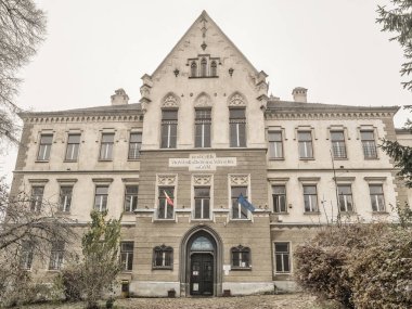 Sighisoara Romanya - 11.26.2020: Sighisoara Tepesi yakınlarındaki Joseph Haltrich lisesi binası.