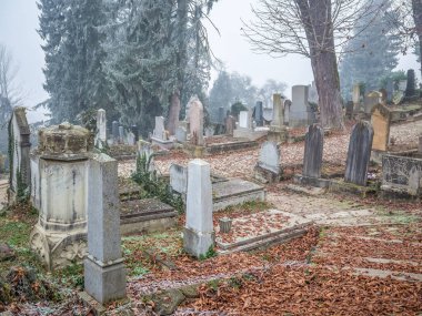 Sighisoara 'daki Tepedeki Kilise' nin yakınındaki mezarlıkta mezar ve mezar taşları var..