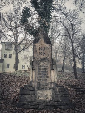 Sighisoara Romanya - 11.26.2020: Evanjelik Kilise cemaatinin kahraman oğullarına adanmış Tombstone.