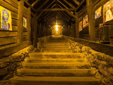 Sighisoara Romanya - 11.26.2020: Sighisoara 'daki turistik merkezlerden biri olan 17. yüzyılda inşa edilen Kapalı Merdiven (Scara Acoperita).