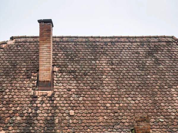 Oud Middeleeuws Huis Met Rode Bakstenen Dakpannen Een Schoorsteen Sighisoara — Stockfoto