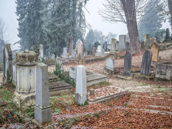 Tombes Pierres Tombales Dans Cimetière Situé Près Église Sur Colline — Photo