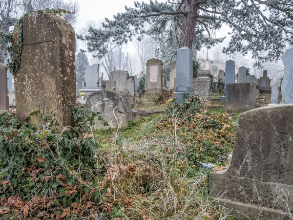 Tombes Pierres Tombales Dans Cimetière Situé Près Église Sur Colline — Photo