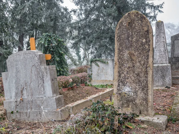 シギソアラの丘の上の教会の近くにある墓地の墓と墓石 — ストック写真