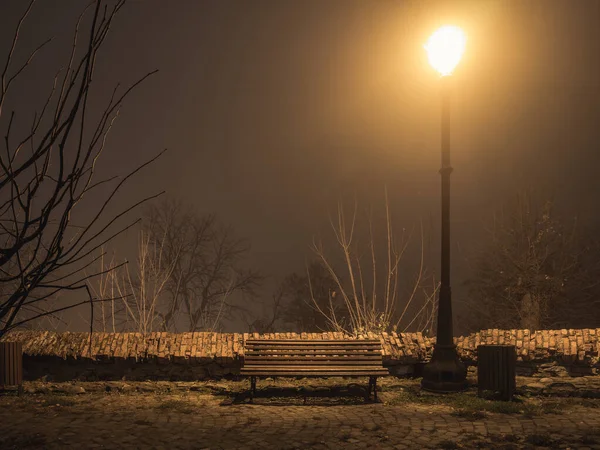 Banco Iluminado Por Una Farola Una Noche Niebla Sighisoara Rumania — Foto de Stock