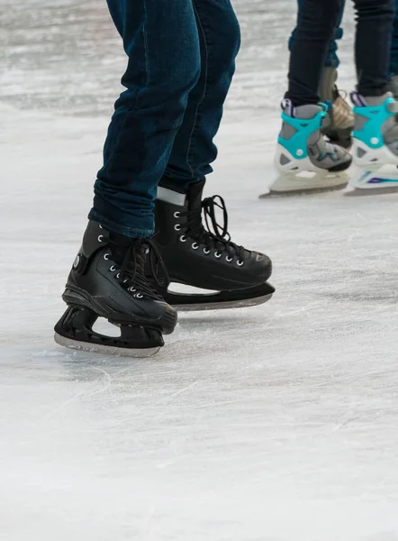 Ноги Женщины Коньками Льду Конькобежный Спорт — стоковое фото