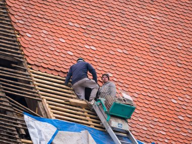 Sighisoara Romanya - 11,26,2020: Sighisoara 'daki Manastır Kilisesi' nin (Biserica Manastirii) restorasyonunda çalışan inşaat işçileri