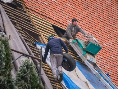 Sighisoara Romanya - 11,26,2020: Sighisoara 'daki Manastır Kilisesi' nin (Biserica Manastirii) restorasyonunda çalışan inşaat işçileri