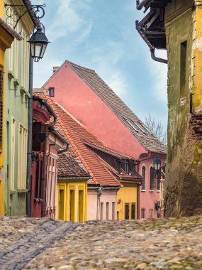 Romanya 'da kaldırım taşı sokakları ve Sighisoara Ortaçağ Kalesi' nin eski binalarıyla sahne.