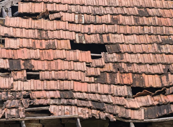 Vieux Toit Brique Rouge Usé Avec Tuiles Manquantes — Photo