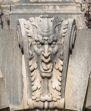Romanya 'nın Sinaia kentindeki Peles Kalesi' nde Gargoyle 'un baş mimari süsü.