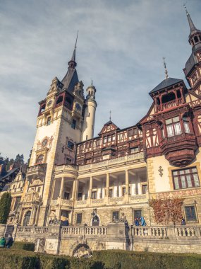 Sinaia Romanya - 12.02.2020: Sinaia 'da bulunan ikonik Peles Şatosu, Neo-Rönesans tarzında inşa edilmiştir. Romanya 'nın başlıca turistik merkezi.