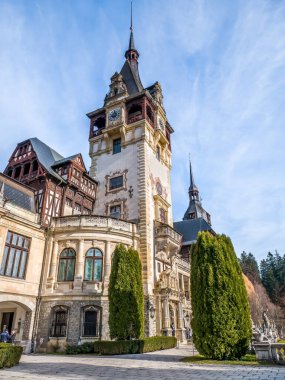 Sinaia Romanya - 12.02.2020: Sinaia 'da bulunan ikonik Peles Şatosu, Neo-Rönesans tarzında inşa edilmiştir. Romanya 'nın başlıca turistik merkezi.