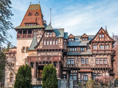 Sinaia Romanya - 12,02,2020: Pelisor Şatosu ve müzesi Romanya 'nın Sinaia kentindeki Peles şato kompleksinin bir parçası.