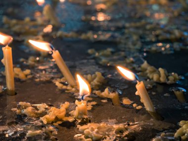 Ölülerin anısına mum yakmak. Mumlardan eritilmiş mum