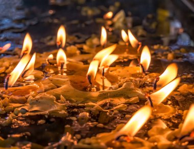 Ölülerin anısına mum yakmak. Mumlardan eritilmiş mum