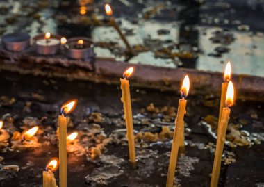 Ölülerin anısına mum yakmak. Mumlardan eritilmiş mum