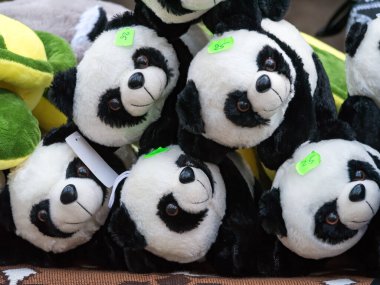 Şirin peluş oyuncaklar ya da fiyat etiketli doldurulmuş panda..