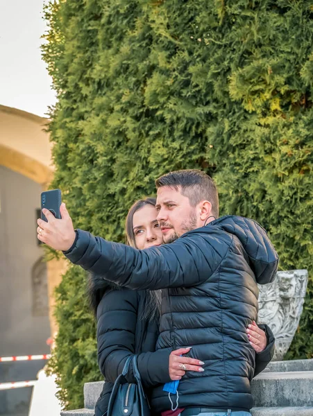 Sinaia Romania 2020 Giovane Coppia Turisti Selfie Con Smartphone Castello — Foto Stock